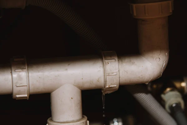 Echte Leckage von Wasser aus Rohr auf dem heimischen Hintergrund — Stockfoto