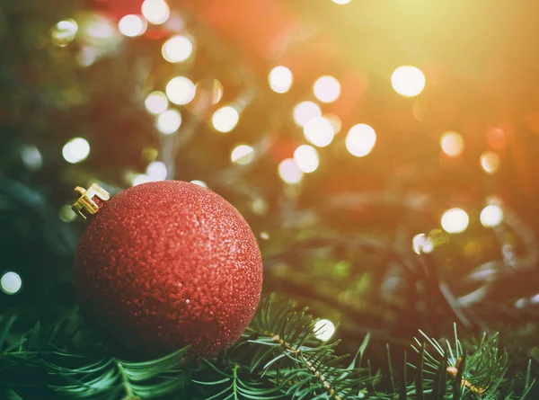 Κοντά σε Χριστουγεννιάτικη μπάλα στο δέντρο, παλιάς χρονολογίας — Φωτογραφία Αρχείου