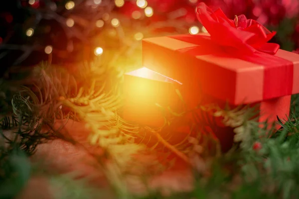 Fechar em dom caixa de Natal vermelho, efeito mágico — Fotografia de Stock