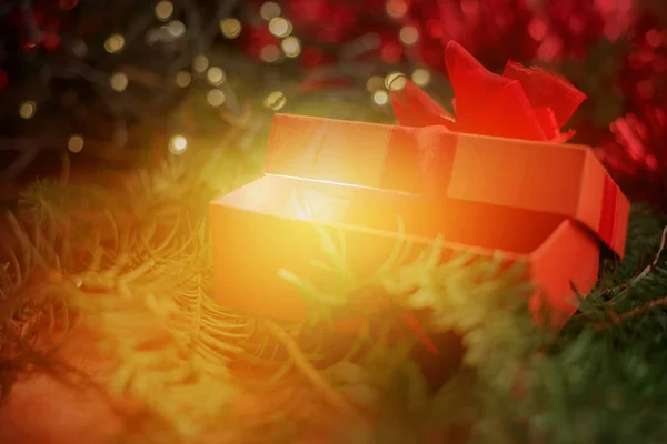 Fechar em dom caixa de Natal vermelho, efeito mágico — Fotografia de Stock