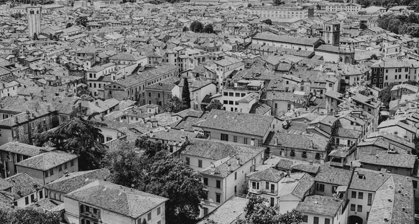 Vista desde el castillo Brescia Citadela en el casco antiguo, negro y whi — Foto de Stock