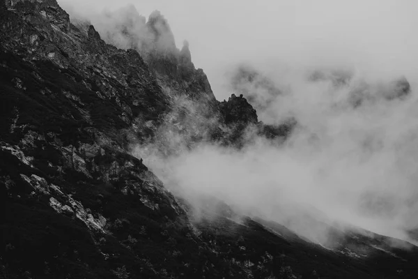 Schwere Wolken auf dem scharfen Tatra-Gebirge, schwarz-weiß mit — Stockfoto