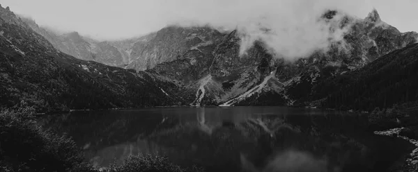 Schwere Wolken auf dem scharfen Tatra-Gebirge, schwarz-weiß mit — Stockfoto