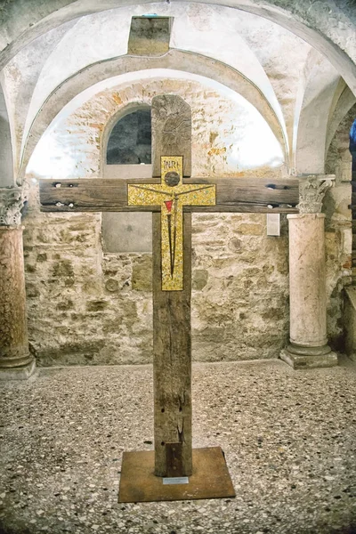 06 août 2017, Brescia, Italie, Vieille Croix dans l'église de Brescia — Photo