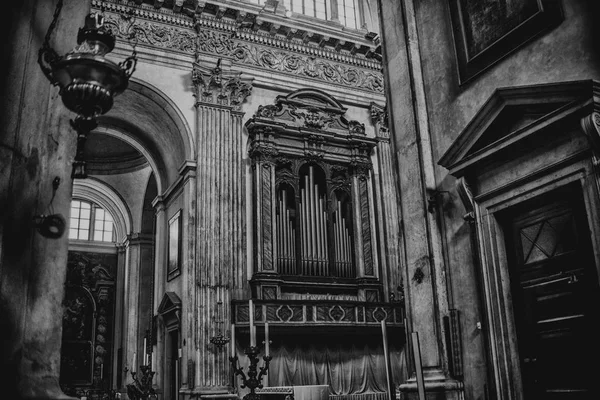 06 de agosto de 2017, Brescia, Italia, dentro de la antigua catedral Brescia —  Fotos de Stock