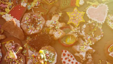 Renkli gingerbread çerezleri güneş parlama ile yakından