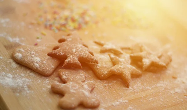 Close-up em biscoitos de gengibre coloridos com chama de sol — Fotografia de Stock