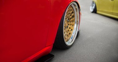 kırmızı spor araba ve Sarı zemin üzerine yakın çekim