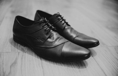 ahşap, siyah ve beyaz, retro ve vintage siyah deri çizmeler üzerinde yakın