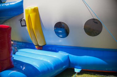 çocuklar parkta uçak kalede eğlenmek