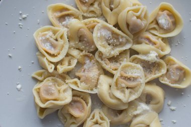 Peynir soslu ve tereyağlı tortellini.