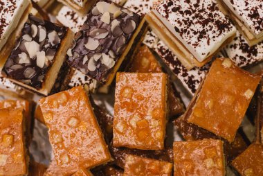 tatlı ve pasta düğün tablo üzerinde