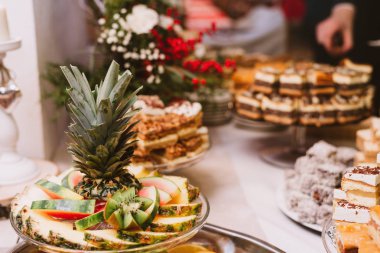 meyve, kek ve diğer tatlılar düğün tablo