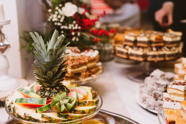 Frutas, pasteles y otros dulces en la mesa de la boda — Foto de Stock