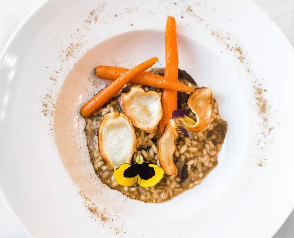 Risoto sem glúten vegano com cogumelos silvestres, cenouras vitrificadas, p — Fotografia de Stock