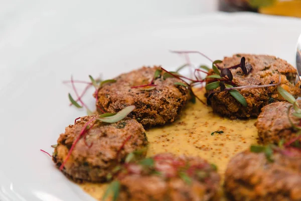 Costeletas sem glúten vegan com feijão, grão de bico e salsa, musta — Fotografia de Stock