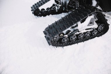 # Karda dönen ratrak tekerlekleriyle #