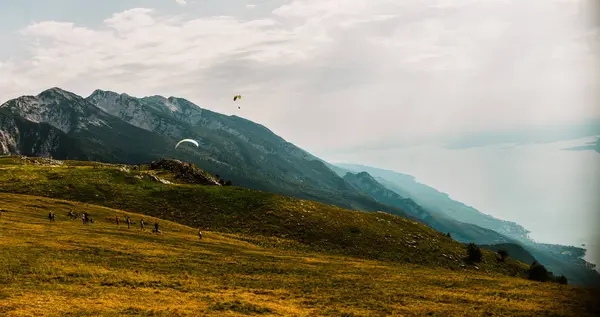 Paraglider op Mote Baldo andl ake Gardameer in Italië — Stockfoto