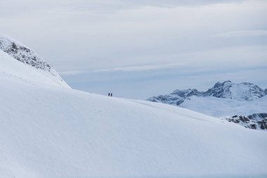 İnsanlar dağları gagalamak için yoldalar