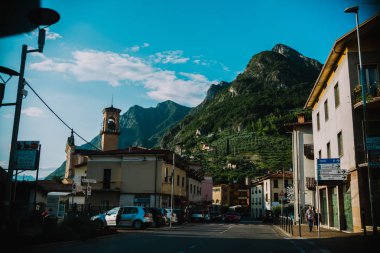 İtalya 'da Iseo Gölü' nde Lobardiya 'da araba kullanmak.