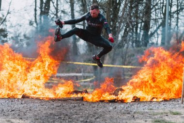 Wroclaw, Polonya - 8 Nisan; 2018: Runmageddon - pek çok engel ile çalışan aşırı rekabet