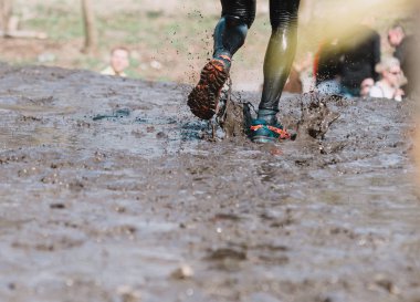 Kötü hava şartlarında antrenman. Yağmurda koşarken, ayakkabılarını giy.