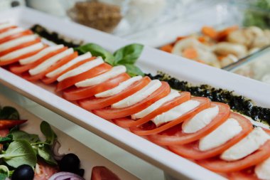 Mozarella ve pesto soslu domates.