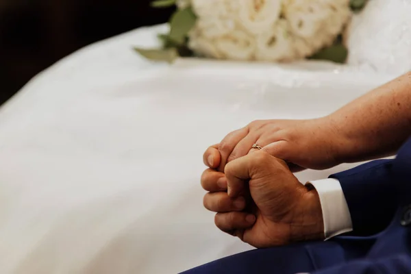 Boda en la iglesia, primer plano en las manos — Foto de Stock