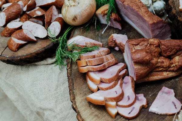 Meja desa, ham klasik pada kayu dengan bawang — Stok Foto