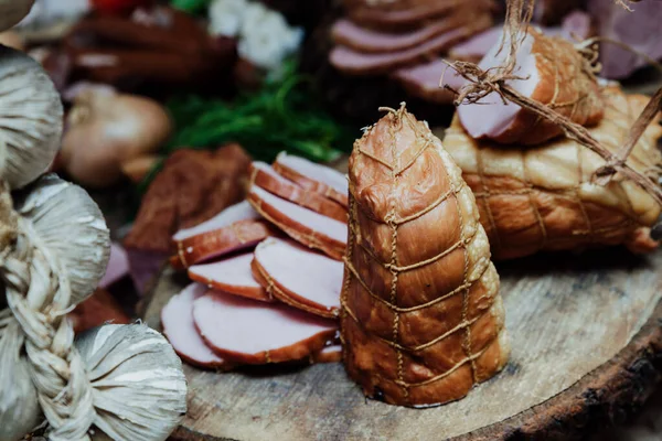 Meja desa, ham klasik pada kayu dengan bawang — Stok Foto