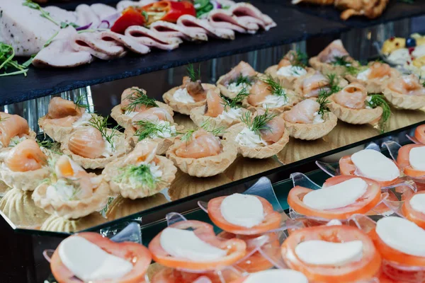 Tartaletas con salmón rojo de cerca . — Foto de Stock