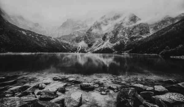 Herbst Blick auf Morskie Oko See, Zakopane in Polen, schwere schwarze — Stockfoto