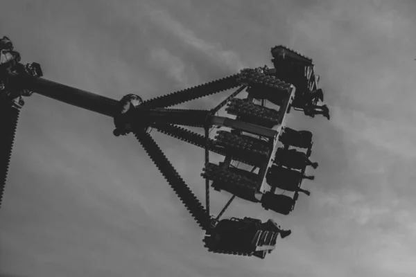 Diversão na montanha-russa no lunapark, preto e branco — Fotografia de Stock