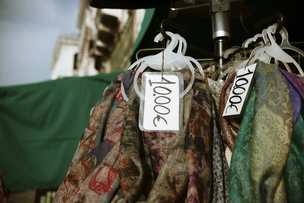 Primer plano sobre el precio de la bufanda en el mercado —  Fotos de Stock