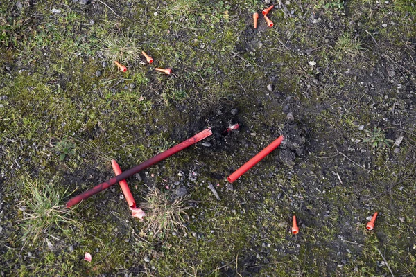 Silvestr explodoval ohňostroj je na trávě — Stock fotografie
