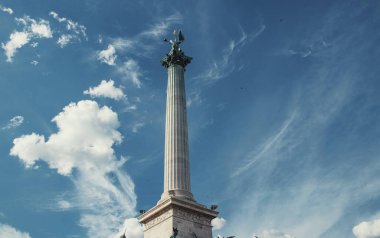 Macaristan 'ın Budapeşte kentindeki Kahraman Meydanı Milenyum Anıtı' nda Barışın Sembolik Heykeli