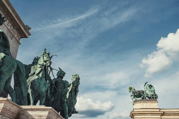 Symbolische Friedensskulptur auf dem Millenniumsdenkmal auf dem Heldenplatz in Budapest, Ungarn — Stockfoto