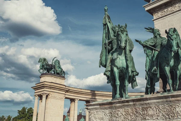 Symbolische Friedensskulptur auf dem Millenniumsdenkmal auf dem Heldenplatz in Budapest, Ungarn — Stockfoto