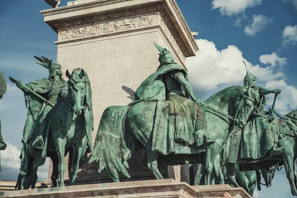 Symbolische Friedensskulptur auf dem Millenniumsdenkmal auf dem Heldenplatz in Budapest, Ungarn — Stockfoto