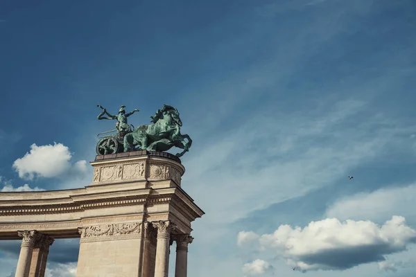 Symbolische Friedensskulptur auf dem Millenniumsdenkmal auf dem Heldenplatz in Budapest, Ungarn — Stockfoto