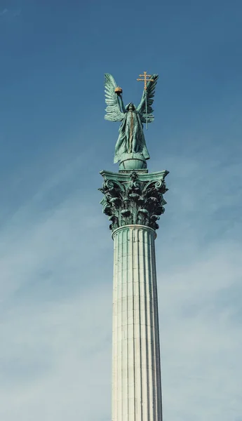 Symbolische Friedensskulptur auf dem Millenniumsdenkmal auf dem Heldenplatz in Budapest, Ungarn — Stockfoto