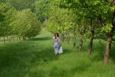 Meyve bahçesindeki Slav kadın