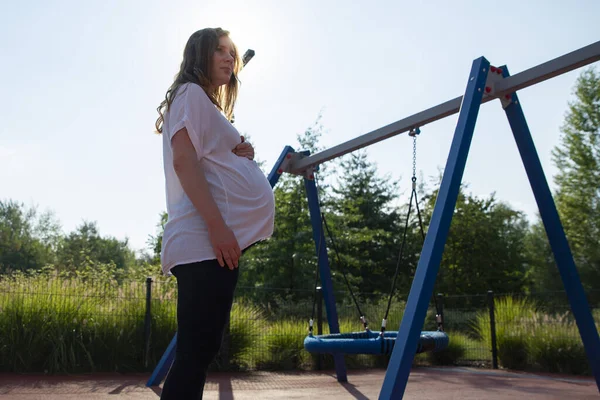 Eenzame Zwangere Vrouw Speelplaats — Stockfoto