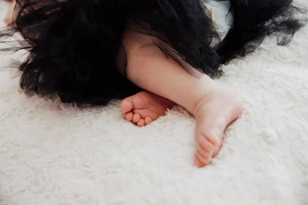 Nahaufnahme Auf Dem Fuß Eines Neugeborenen Mädchens lizenzfreie Stockbilder