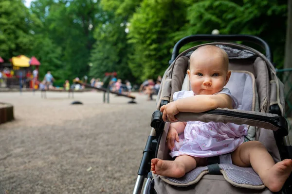 Een Klein Kind Speelplaats Een Kinderwagen — Stockfoto