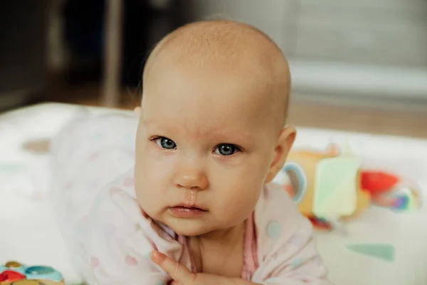 Die Erste Erkältung Bei Einem Kleinen Kind Weinen Glasaugen Krankheit — Stockfoto