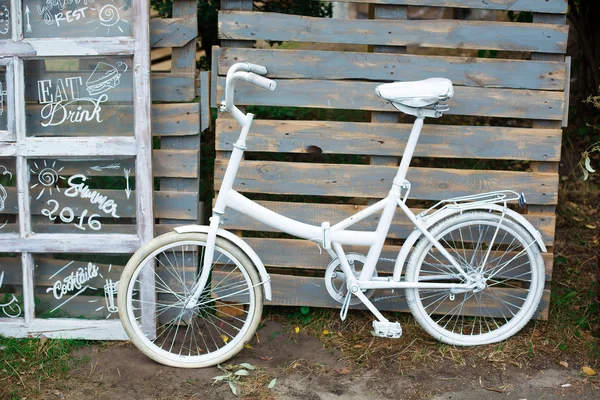 Bicicleta retro en carretera con fondo de pared de estilo vintage — Foto de Stock