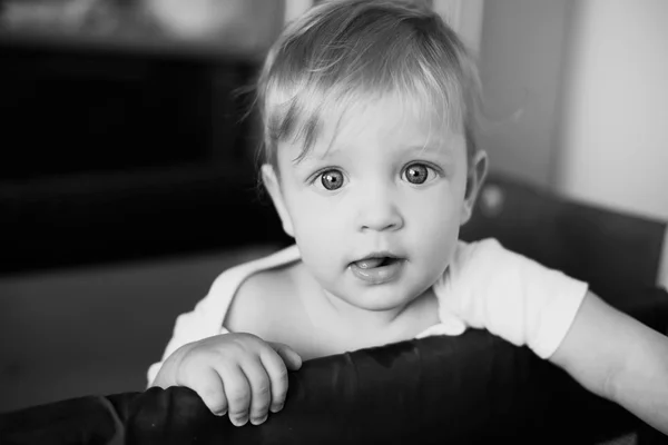 Vackert leende söt baby — Stockfoto