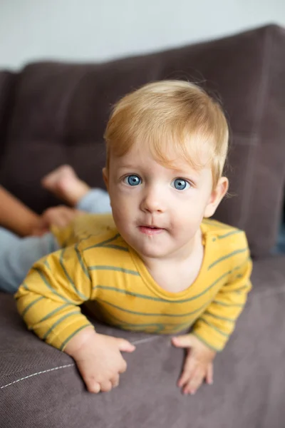 Güzel gülümseyen şirin bebek — Stok fotoğraf