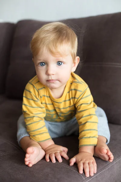 Мила дитина сидить на дивані — стокове фото